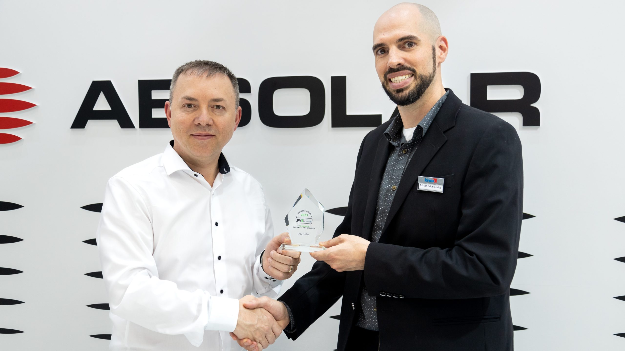 é uma foto de entrega de selo de qualidade PV Evolution Labs para o diretor da AE Solar