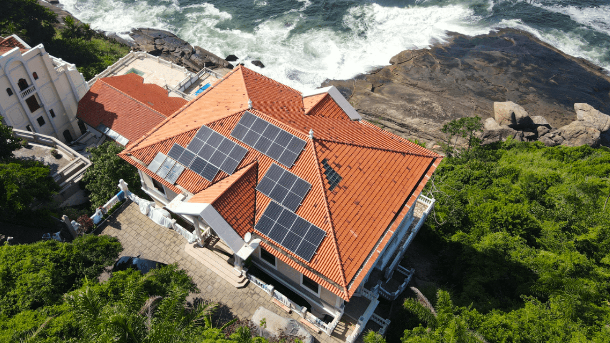 casa com placa solar contribuindo para preservação do planeta