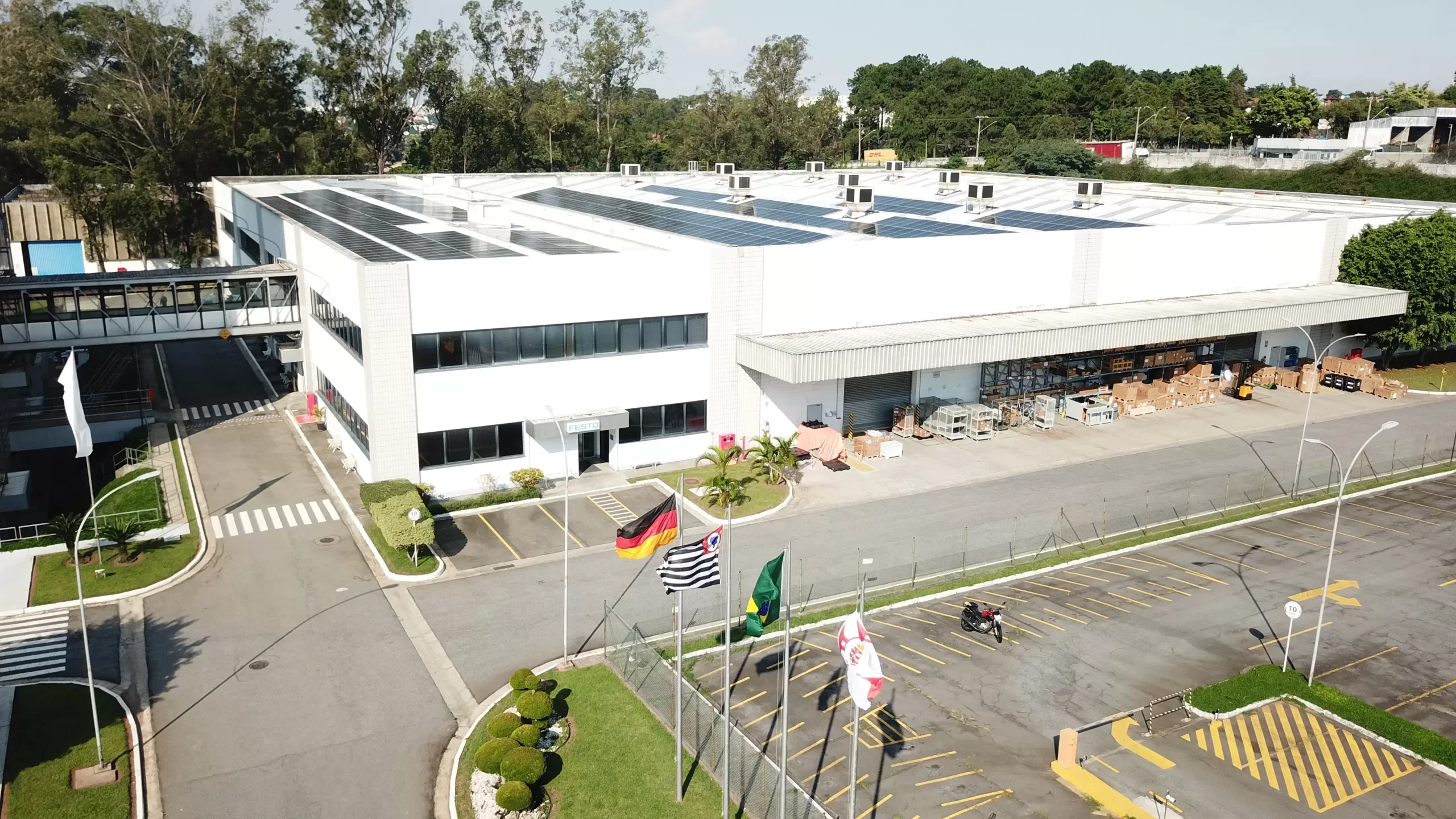 Instalação de painéis fotovoltaico da Sunergia para sustentabilidade da festo