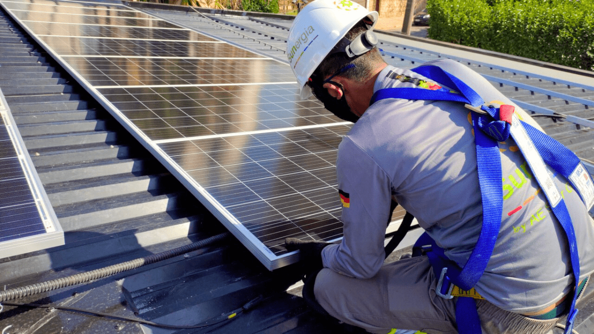 equipe de instalação de sistema solar
