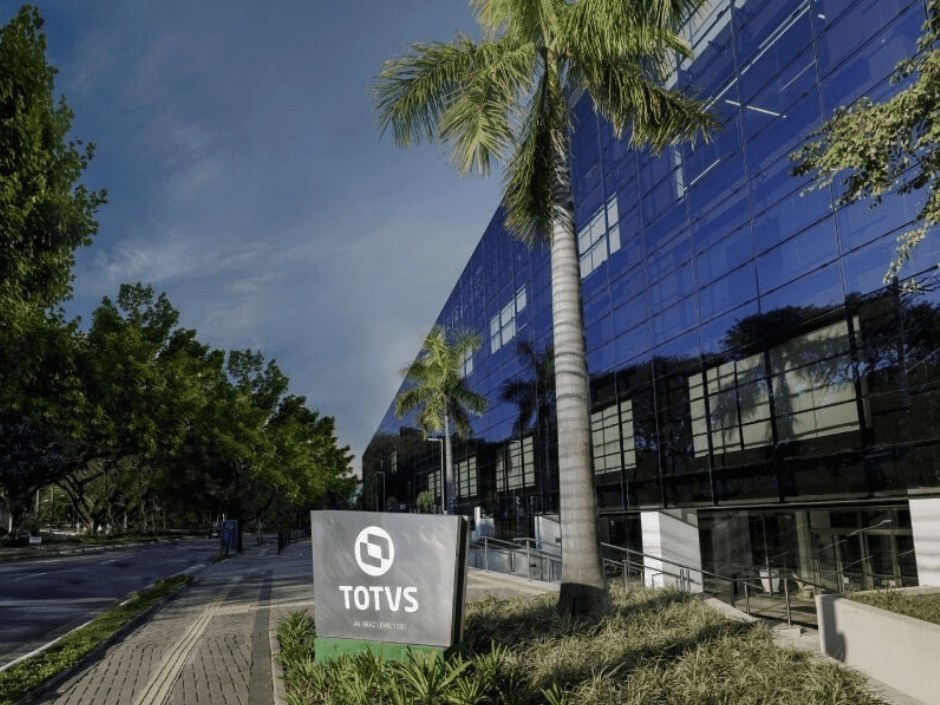 Tendência de integração da placa na faixada da TOTVS