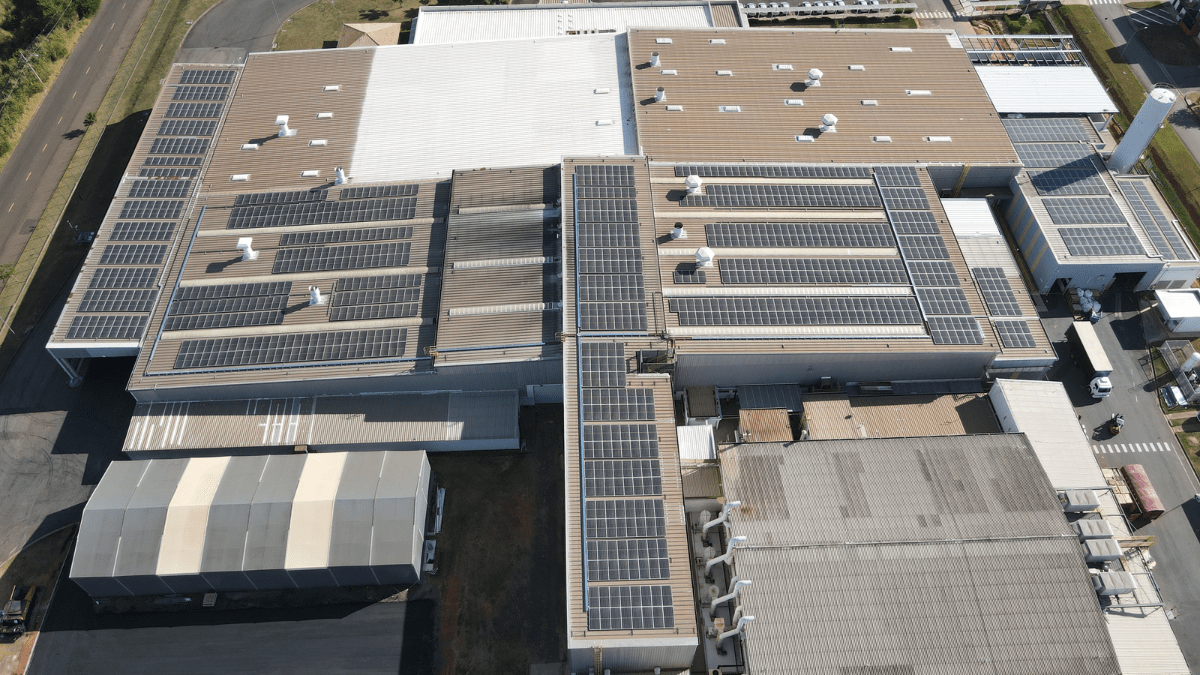Usina solar em telhado da TRBR