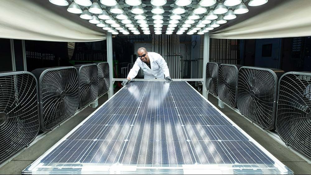 e é um teste do PV Evolution Labs no painel solar