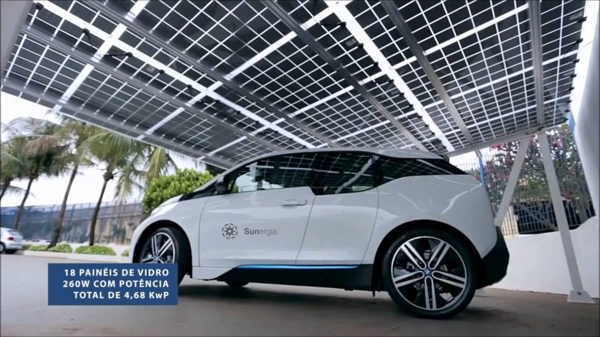 Estacionamento com cobertura de placa solar fotovoltaica