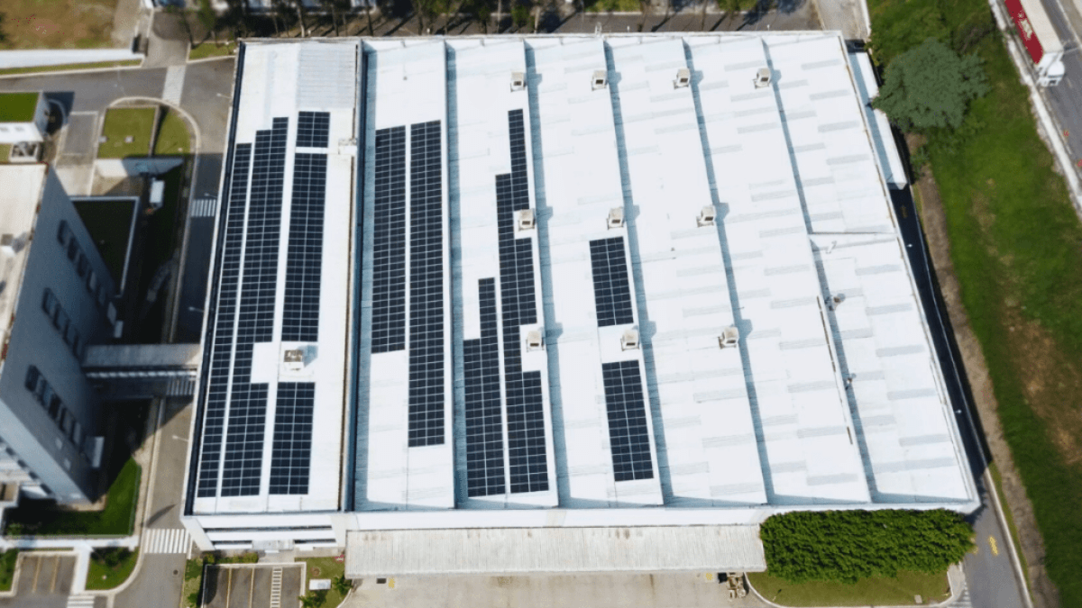 Produção industrial investe em energia solar