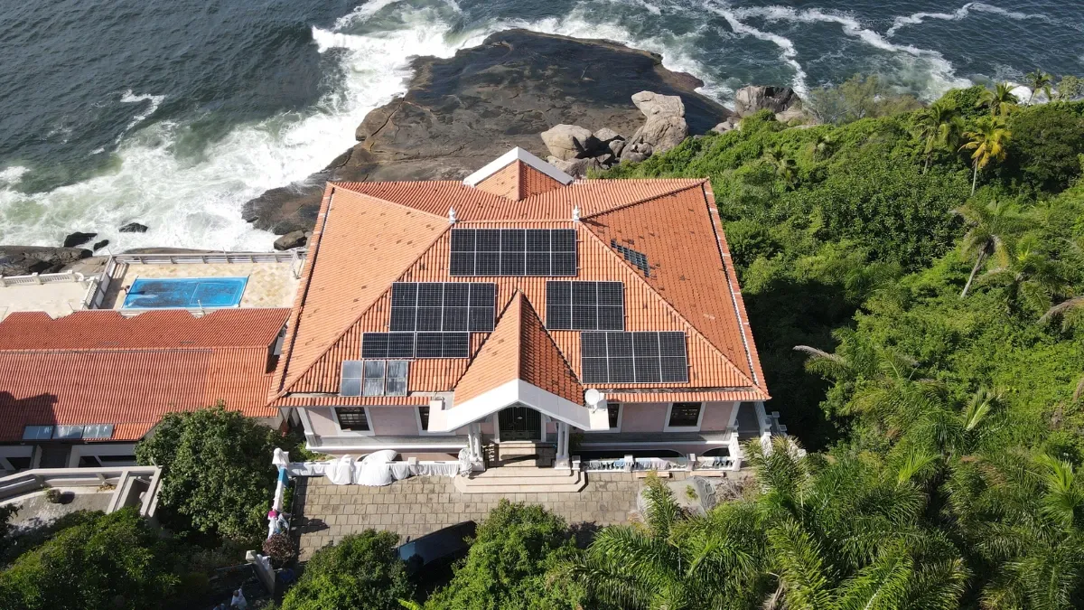 Telhado de residência com painéis solares fotovoltaicos instalados